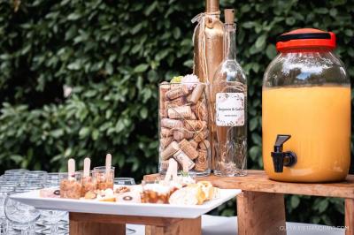 Vue aérienne d'une zone rurale avec des arbres, un cours d'eau sinueux et des bâtiments aux toits rouges.