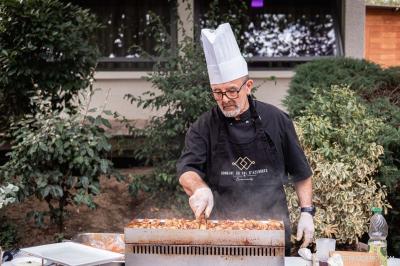 Vue aérienne d'une zone rurale avec des arbres, un cours d'eau sinueux et des bâtiments aux toits rouges.