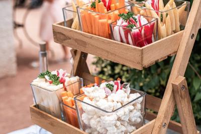 Vue aérienne d'une zone rurale avec des arbres, un cours d'eau sinueux et des bâtiments aux toits rouges.