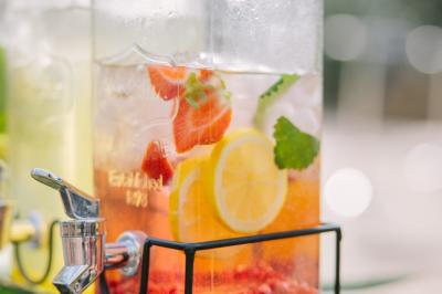 Vue aérienne d'une zone rurale avec des arbres, un cours d'eau sinueux et des bâtiments aux toits rouges.