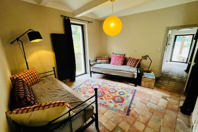 Table décorée pour un événement, avec nappes blanches, fleurs, bougies et couverts dorés dans un cadre extérieur.