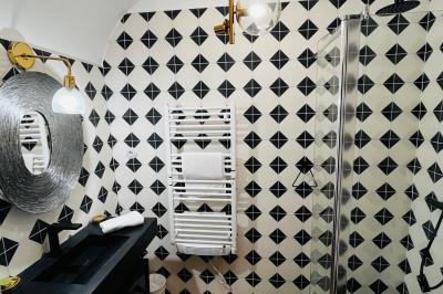 Table décorée pour un événement, avec nappes blanches, fleurs, bougies et couverts dorés dans un cadre extérieur.