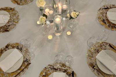 Assortiment de fruits frais comprenant ananas, orange, fraise, kiwi, groseille et fruit de la passion.