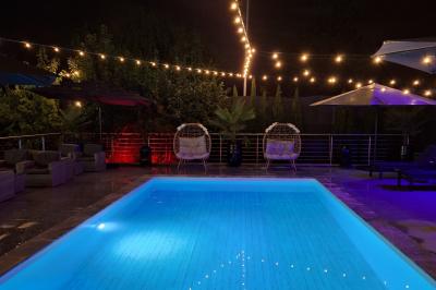 Assortiment de fruits frais comprenant ananas, orange, fraise, kiwi, groseille et fruit de la passion.