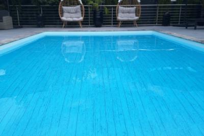 Assortiment de fruits frais comprenant ananas, orange, fraise, kiwi, groseille et fruit de la passion.