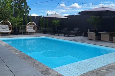 Assortiment de fruits frais comprenant ananas, orange, fraise, kiwi, groseille et fruit de la passion.