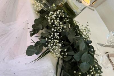 Assortiment de fruits frais comprenant ananas, orange, fraise, kiwi, groseille et fruit de la passion.