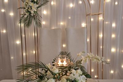 Assortiment de fruits frais comprenant ananas, orange, fraise, kiwi, groseille et fruit de la passion.