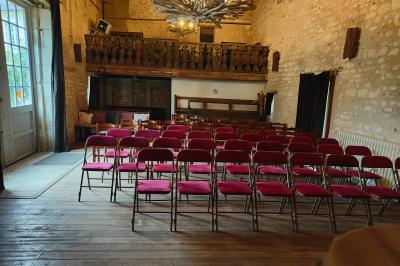 Chambre lumineuse au style ancien avec lit à baldaquin, meubles en bois sculpté et vue sur un jardin verdoyant.