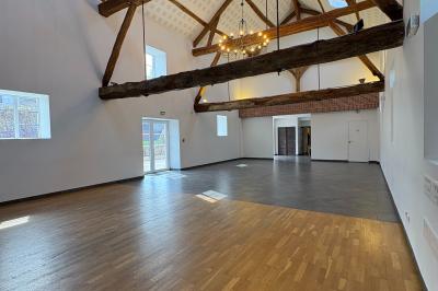 Chambre avec quatre lits superposés, draps à motifs verts, sol en carrelage gris et lumière naturelle provenant d'une…