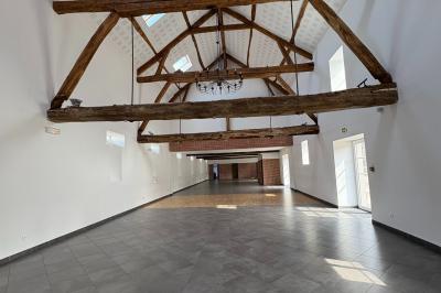 Chambre avec quatre lits superposés, draps à motifs verts, sol en carrelage gris et lumière naturelle provenant d'une…