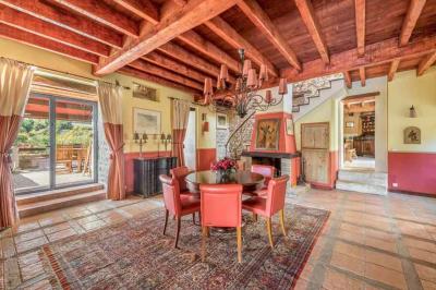 Statues représentant deux figures humaines et un chien dans un parc avec arbres et ciel dégagé en arrière-plan.