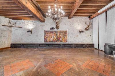 Statues représentant deux figures humaines et un chien dans un parc avec arbres et ciel dégagé en arrière-plan.