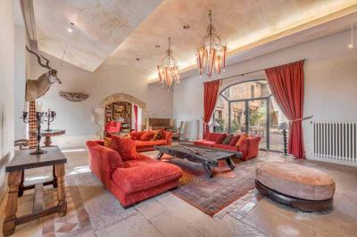 Statues représentant deux figures humaines et un chien dans un parc avec arbres et ciel dégagé en arrière-plan.