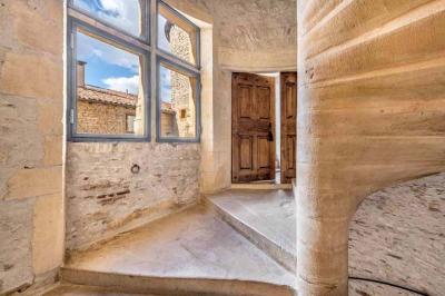 Statues représentant deux figures humaines et un chien dans un parc avec arbres et ciel dégagé en arrière-plan.