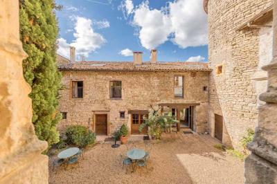 Statues représentant deux figures humaines et un chien dans un parc avec arbres et ciel dégagé en arrière-plan.