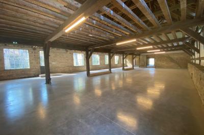 Plan architectural montrant la disposition de plusieurs espaces, dont une salle de danse, un espace traiteur et des…