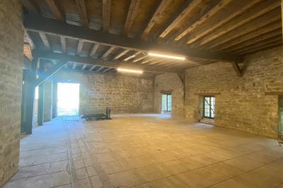 Plan architectural montrant la disposition de plusieurs espaces, dont une salle de danse, un espace traiteur et des…