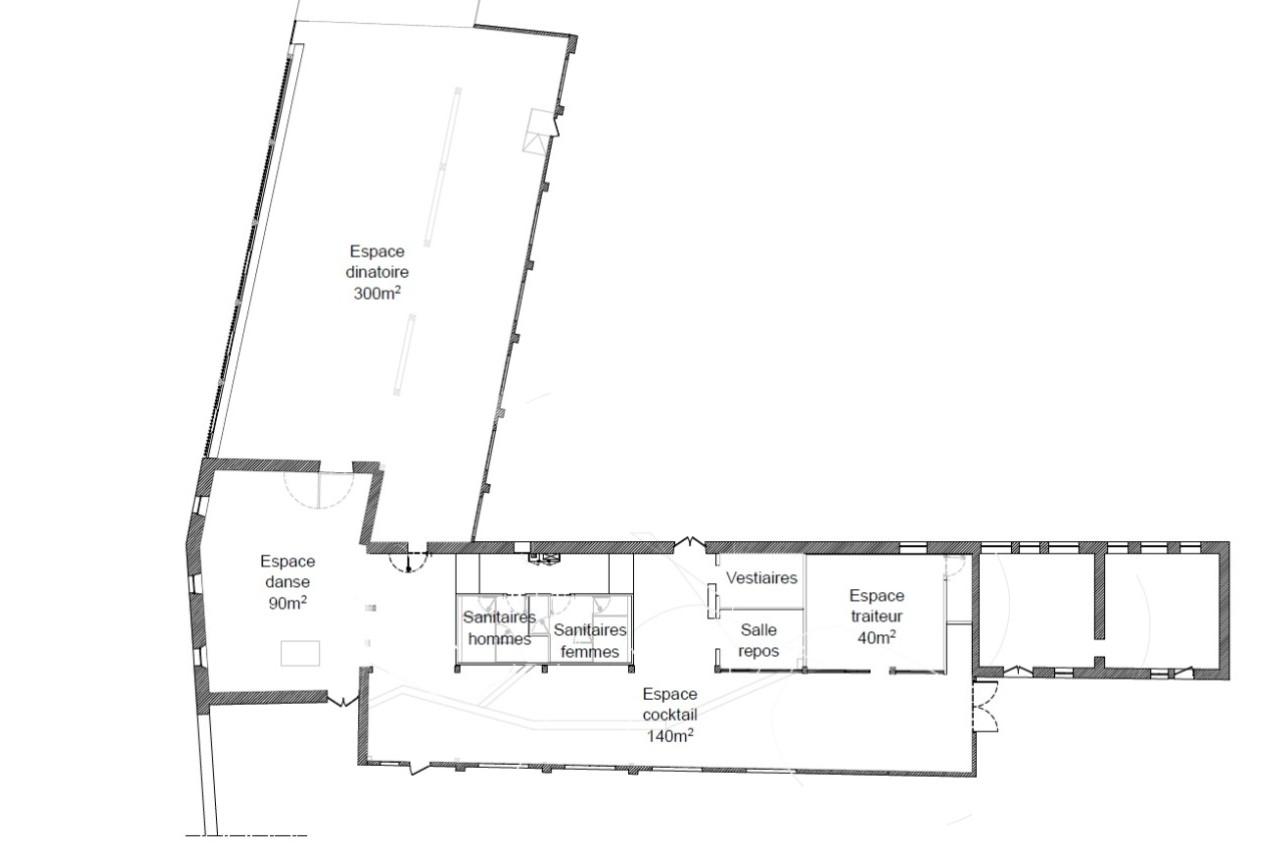 Plan architectural montrant la disposition de plusieurs espaces, dont une salle de danse, un espace traiteur et des…
