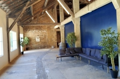 Plan architectural montrant la disposition de plusieurs espaces, dont une salle de danse, un espace traiteur et des…