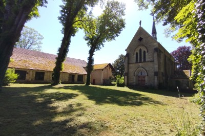 Plan architectural montrant la disposition de plusieurs espaces, dont une salle de danse, un espace traiteur et des…