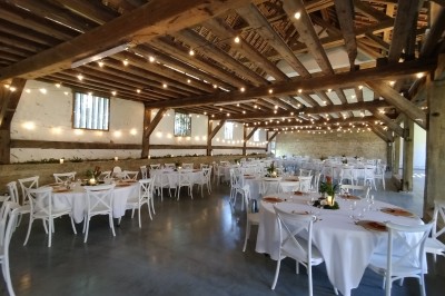 Plan architectural montrant la disposition de plusieurs espaces, dont une salle de danse, un espace traiteur et des…