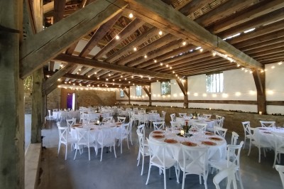 Plan architectural montrant la disposition de plusieurs espaces, dont une salle de danse, un espace traiteur et des…