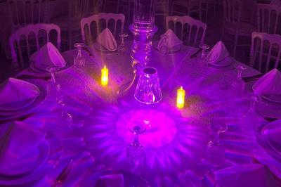 Macaron rouge garni de crème, framboise et groseilles, présenté sur une assiette blanche avec une cuillère dorée.