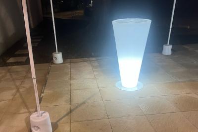 Macaron rouge garni de crème, framboise et groseilles, présenté sur une assiette blanche avec une cuillère dorée.