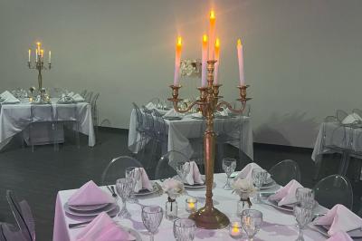 Macaron rouge garni de crème, framboise et groseilles, présenté sur une assiette blanche avec une cuillère dorée.