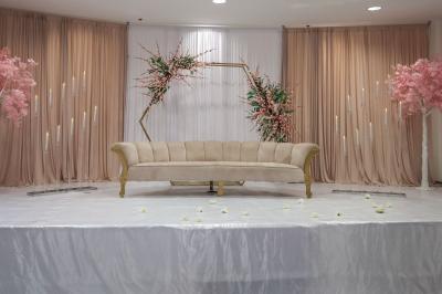 Macaron rouge garni de crème, framboise et groseilles, présenté sur une assiette blanche avec une cuillère dorée.