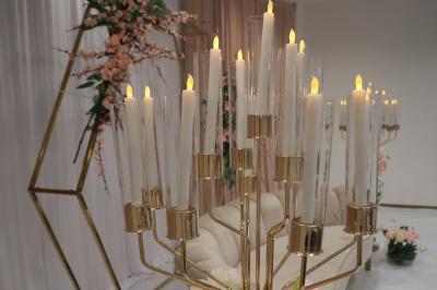 Macaron rouge garni de crème, framboise et groseilles, présenté sur une assiette blanche avec une cuillère dorée.