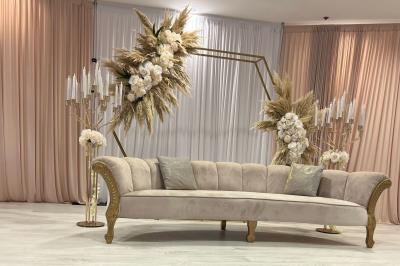 Macaron rouge garni de crème, framboise et groseilles, présenté sur une assiette blanche avec une cuillère dorée.