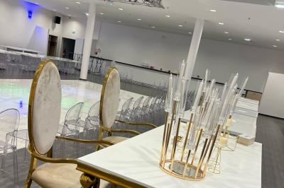 Macaron rouge garni de crème, framboise et groseilles, présenté sur une assiette blanche avec une cuillère dorée.