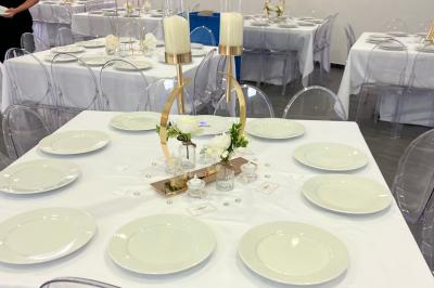 Macaron rouge garni de crème, framboise et groseilles, présenté sur une assiette blanche avec une cuillère dorée.