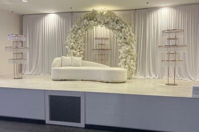 Macaron rouge garni de crème, framboise et groseilles, présenté sur une assiette blanche avec une cuillère dorée.