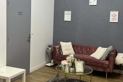 Macaron rouge garni de crème, framboise et groseilles, présenté sur une assiette blanche avec une cuillère dorée.