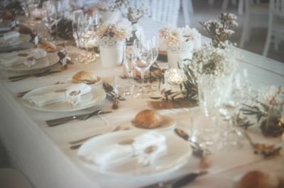 Un DJ mixe de la musique sur une table de mixage dans un environnement lumineux avec un écran affichant des visuels…