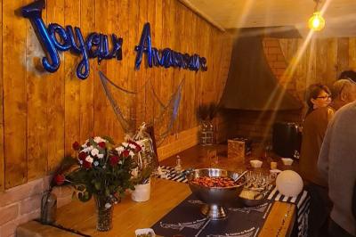 Toilettes modernes avec lavabo, miroir, distributeurs de savon et carrelage blanc et gris.