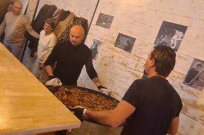 Toilettes modernes avec lavabo, miroir, distributeurs de savon et carrelage blanc et gris.