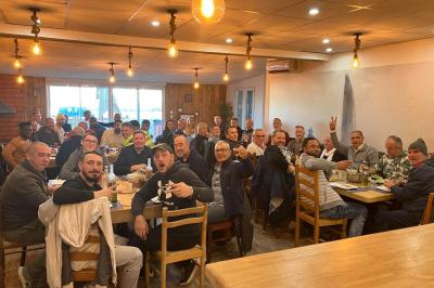 Toilettes modernes avec lavabo, miroir, distributeurs de savon et carrelage blanc et gris.