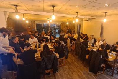 Toilettes modernes avec lavabo, miroir, distributeurs de savon et carrelage blanc et gris.
