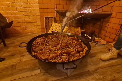 Toilettes modernes avec lavabo, miroir, distributeurs de savon et carrelage blanc et gris.