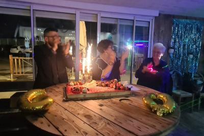 Toilettes modernes avec lavabo, miroir, distributeurs de savon et carrelage blanc et gris.