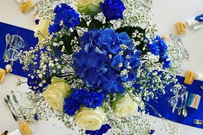 Buffet avec viennoiseries, fruits, jus et café, disposé sur une table recouverte d'une nappe rouge à carreaux.