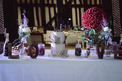 Buffet avec viennoiseries, fruits, jus et café, disposé sur une table recouverte d'une nappe rouge à carreaux.