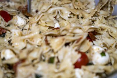 Buffet avec viennoiseries, fruits, jus et café, disposé sur une table recouverte d'une nappe rouge à carreaux.