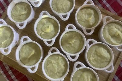 Buffet avec viennoiseries, fruits, jus et café, disposé sur une table recouverte d'une nappe rouge à carreaux.