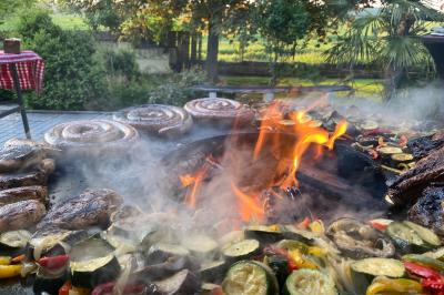 Buffet avec viennoiseries, fruits, jus et café, disposé sur une table recouverte d'une nappe rouge à carreaux.