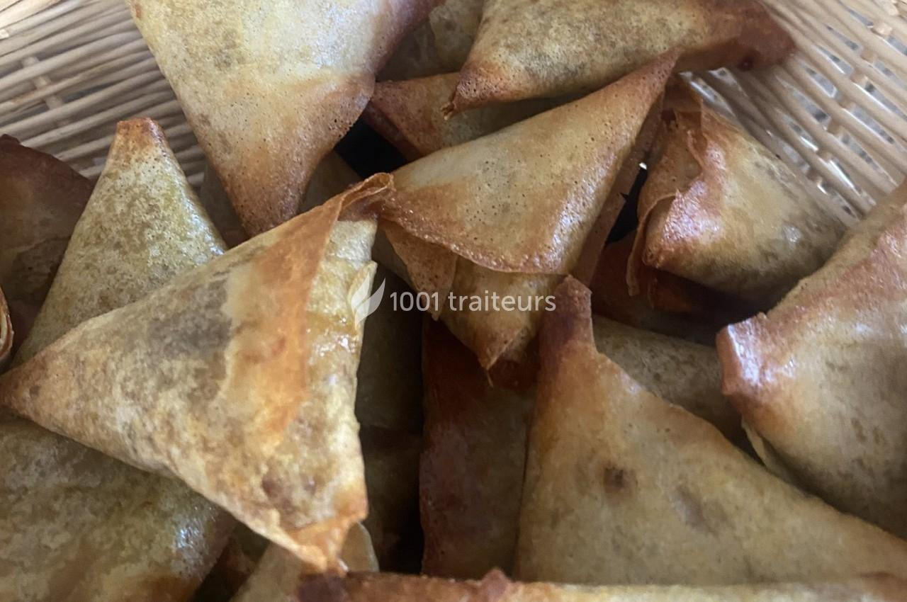 Samoussas dorés et croustillants disposés dans un panier en osier.